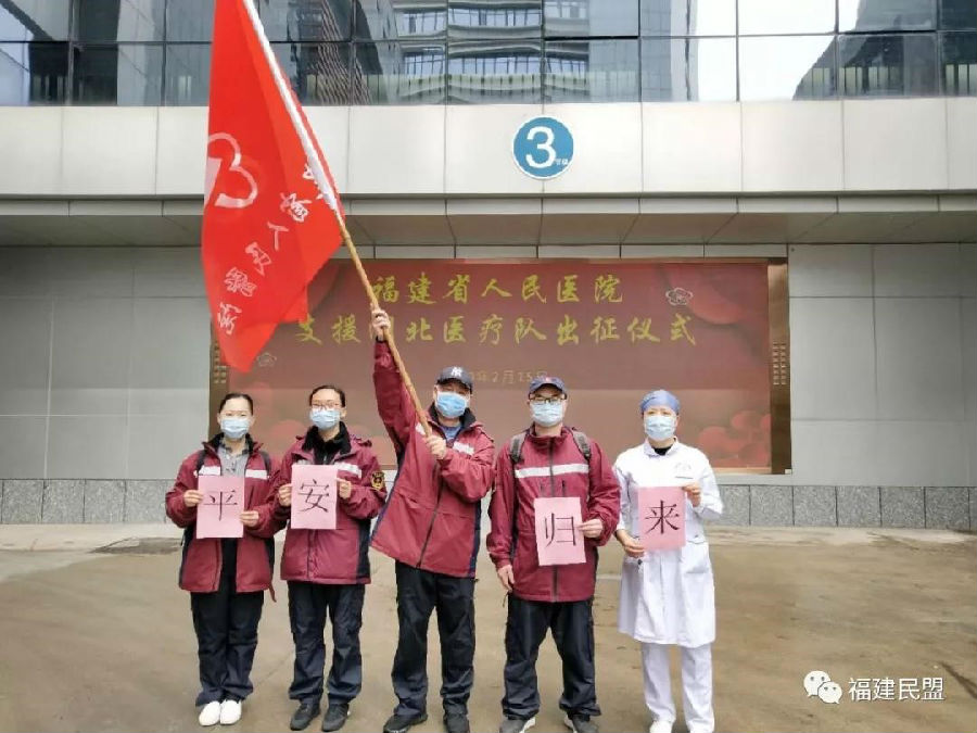 中间举旗者为李玮.jpg